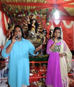 भक्ति में झूमे लोग