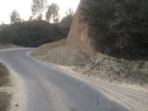 मोड़ की कटाई के बाद सड़क चौड़ी नहीं, संकरी हुई