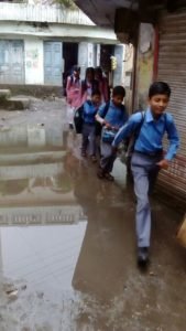 बरसात में स्कूली बच्चों सहित कई लोगों को भारी परेशानी