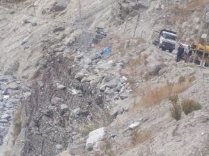 ओवरस्पीड के चक्कर में कार गिरी खाई में, दो युवक गंभीर रूप से घायल