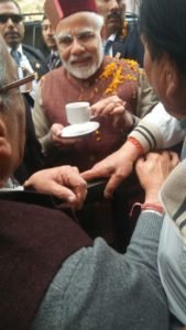 अरे ये क्या, काफिला रोक कॉफ़ी पीने लगे मोदी