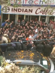 अरे ये क्या, काफिला रोक कॉफ़ी पीने लगे मोदी