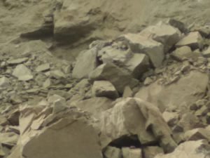 रामपुर से लगते निरमण्ड में एक गाड़ी पर गिरा पहाड़. एक ही परिवार के 6 लोगों की मौत की सूचना. बताया जा रहा है कि परिवार रामपुर से निर्मण्ड की ओर जा रहे थे. एक महिला एक बुजुर्ग ओर एक बच्चा भी है हादसे का शिकार हुए हैं. आर्मी एवेर 133 मीडियम रेजिमेंट से 20 जवान और एक अधिकारी रेस्क्यू ऑपरेशन में लगे.