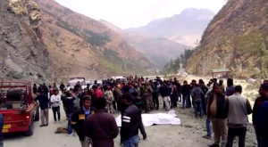 रामपुर से लगते निरमण्ड में एक गाड़ी पर गिरा पहाड़. एक ही परिवार के 6 लोगों की मौत की सूचना. बताया जा रहा है कि परिवार रामपुर से निर्मण्ड की ओर जा रहे थे. एक महिला एक बुजुर्ग ओर एक बच्चा भी है हादसे का शिकार हुए हैं. आर्मी एवेर 133 मीडियम रेजिमेंट से 20 जवान और एक अधिकारी रेस्क्यू ऑपरेशन में लगे.