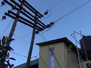  बिजली विभाग की लापरवाही के चलते सोलन के हाउसिंग बोर्ड में रहने वाले दर्जन भर परिवार दहशत के साये में जीने को मजबूर हैं. 