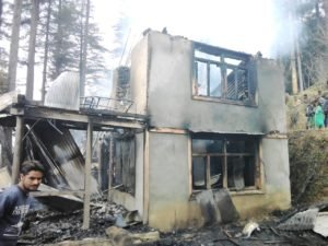 आनी में देवठी पंचायत के धार गांव में लगी भयंकर आग : कुल्लू