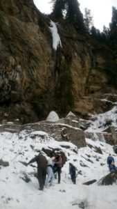 अंजनी महादेव के बर्फीले शिवलिंग को देख सैलानी खुश