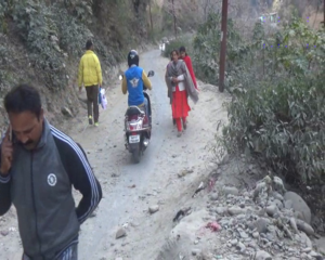 लगातार गिरते पत्थरों के बीच गुजरने को मजबूर लोग