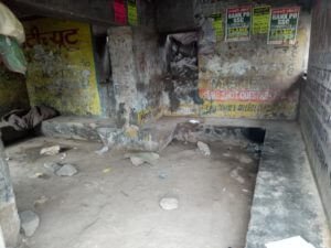 वर्षा तालिका के अंदर शराब की बोतलें और गंदगी : यात्री परेशान