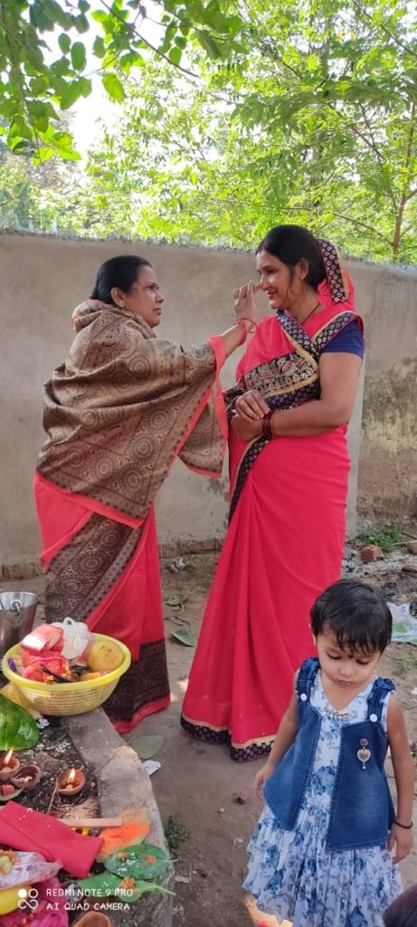 मास्क पहनकर सोशल डिस्टेंसिंग के साथ महिलाओं ने की वट सावित्री की पूजा-Panchayat Times