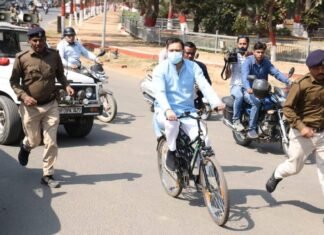 बिहार : पेट्रोल-डीजल की बढ़ती कीमत के विरोध में साइकिल पर विधानसभा पहुंचे तेजस्वी यादव, बोले "सरकार पूंजीपतियों के लिए बैटिंग कर रही है"