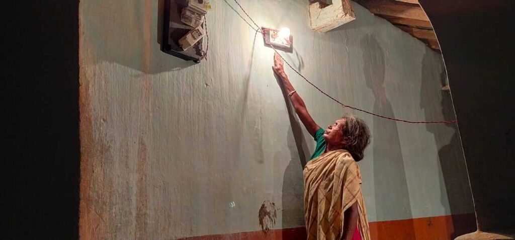 झारखंड : मुख्यमंत्री हेमन्त सोरेन के आदेश के बाद पूर्वी सिंहभूम जिले के सूर्याबेड़ा गांव में लौटी उम्मीद, बिजली आई, बच्चों को शिक्षा से जोड़ा गया, लोगों को रोजगार भी मिला - Panchayat Times