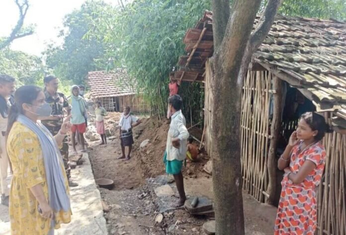 Official with Panchayat representatives inspecting works under MGNREGA in Jharkhand's Paderkola panchayat on September 2, 2020 झारखंड : पंचायती राज संस्थानों का कार्यकाल आज हो जायेगा समाप्त, छह महीने का अवधि विस्तार देने की तैयारी लगभग पूरी लेकिन अभी जारी नही हुई अधिसूचना - Panchayat Times