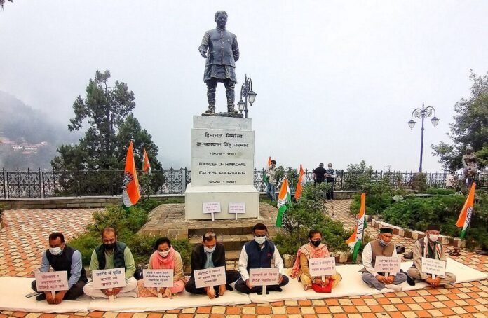 Congress leader sit in front of Dr Yashwant Pramar's statue in Shimla's famous Riz ground on the issue of Apple price crash in the state (1) हिमाचल | सेब खरीद पर गहराते संकट के बीच गरमाई सियासत, मुख्यमंत्री चिंतित, कांग्रेस का आरोप सरकार की मिलीभगत से आई दामों में कमी, बागवानों के गले नहीं उतर रहा मंडियों में कम सेब भेजने का सुझाव - Panchayat Times