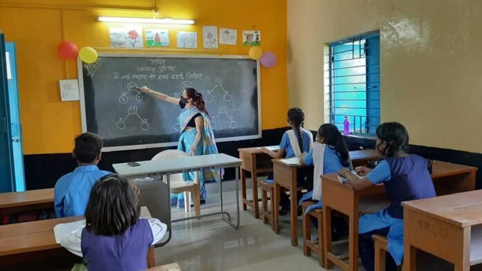 Teacher teaches with all covid-19 norms in Madhya Pradesh (1) कोरोना के चलते बंद हुए स्कूलों का बच्चों की पढ़ाई पर गहरा प्रभाव, 37 फिसदी ग्रामीण बच्चे बिल्कुल पढ़ाई नहीं कर रहे जबकि 48 फीसदी को कुछ शब्दों के अलावा कुछ नहीं आता : सर्वे - Panchayat Times