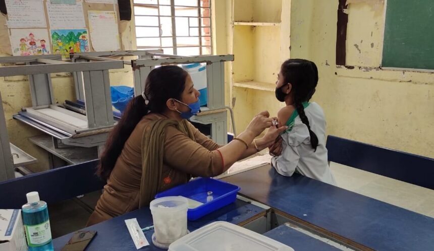 कोरोना टीकाकरण को लेकर उच्चतम न्यायालय ने कहा किसी को टीका लेने के लिए मजबूर नहीं किया जा सकता - Panchayat Times