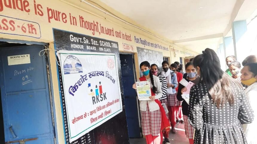 राष्ट्रीय परिवार स्वास्थ्य सर्वेक्षण के अनुसार भारत की बढ़ती आबादी पर लग रहा है अंकुश, प्रजनन दर 2.2 से घटकर 2 फिसदी हुई, जानिए और क्या बताती है रिपोर्ट - Panchayat Times