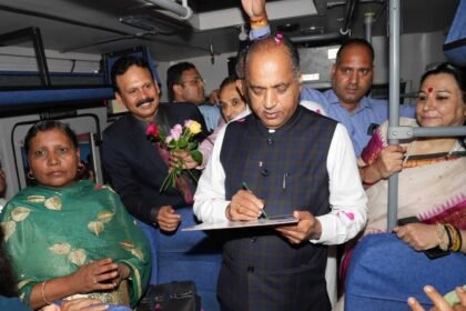 हिमाचल | सीएम जयराम ने की बसों में महिलाओं को किराये में 50 फिसदी छुट देने की शुरूआत, न्यूनतम किराया भी 7 रुपये से घटा कर 5 रुपये किया, प्रतिदिन 1.25 लाख महिलाएं करती हैं यात्रा - Panchayat Times