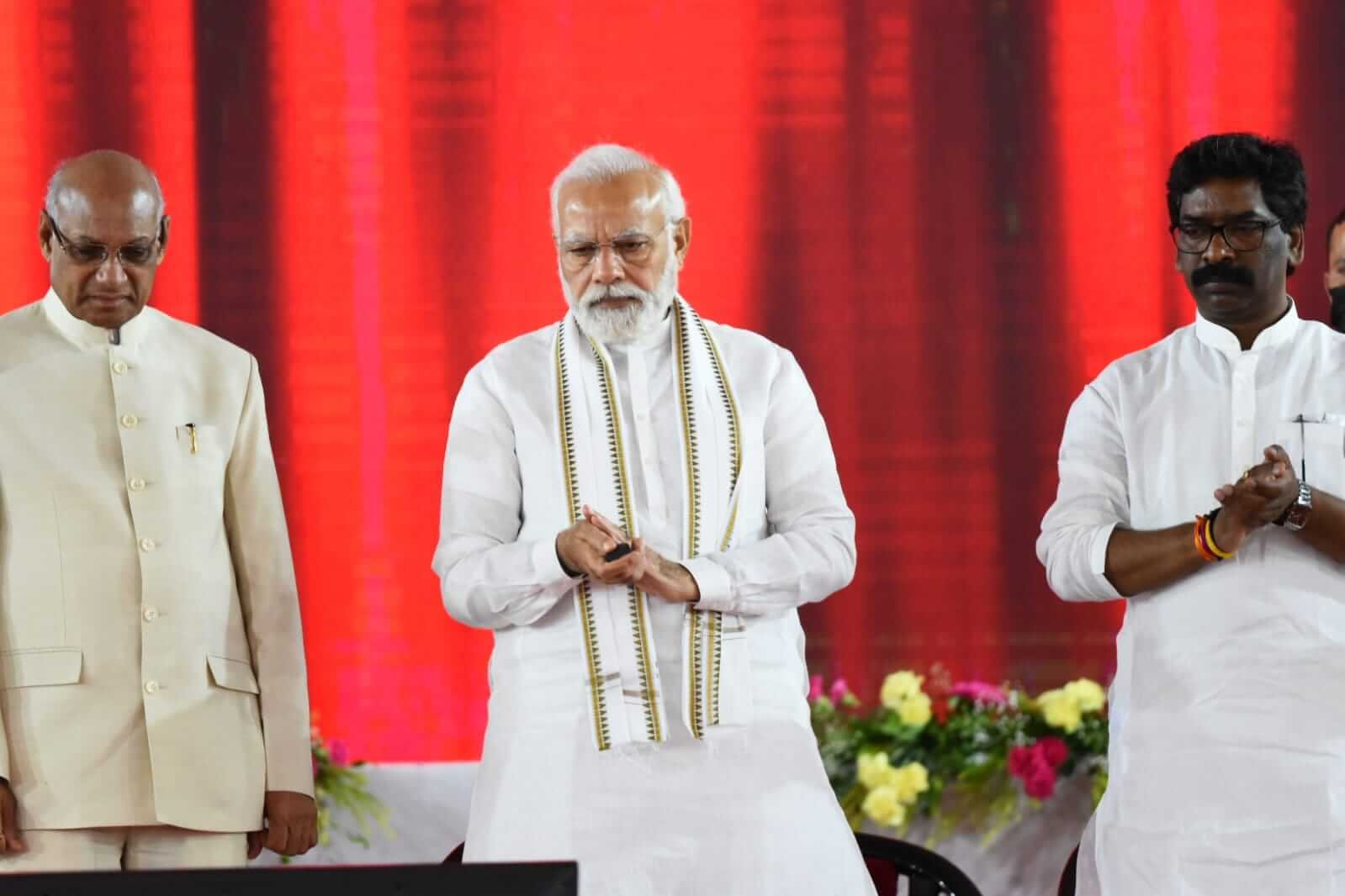 झारखंड को मिला दूसरा एयरपोर्ट, पीएम मोदी ने राज्य में किया 16,800 करोड़ रुपये की विभिन्न विकास परियोजनाओं का लोकार्पण और शिलान्यास - Panchayat Times