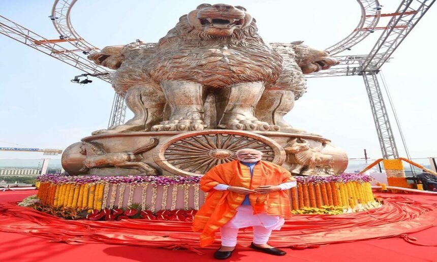 प्रधानमंत्री नरेन्‍द्र मोदी ने नए संसद भवन की छत पर बने 9,500 किलोग्राम के राष्‍ट्रीय प्रतीक का किया अनावरण - Panchayat Times
