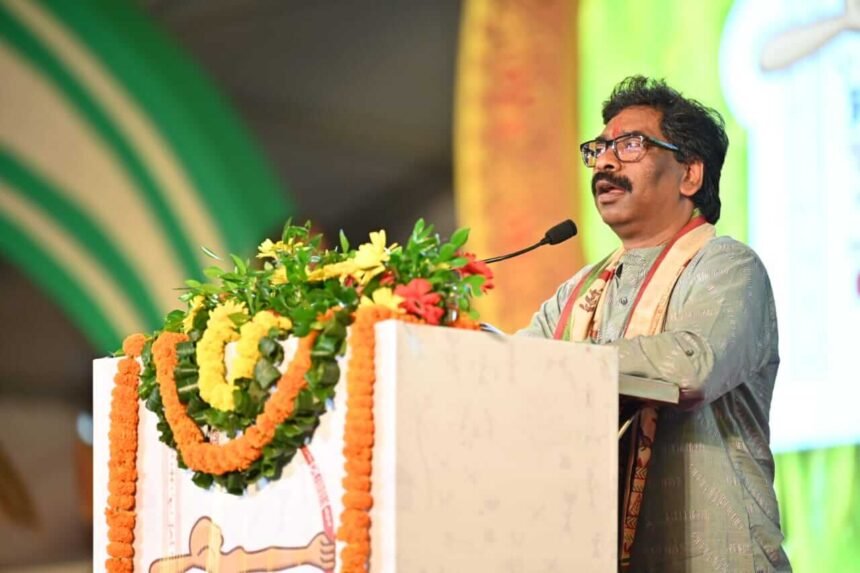 झारखंड | आदिवासियों को नहीं लौटाना पड़ेगा साहूकारों से लिया हुआ कर्ज, शादी एवं मृत्यु पर सामूहिक भोज के लिए 100 किलो चावल व 10 किलो दाल देगी सरकार, मुख्यमंत्री सोरेन ने की घोषणा - Panchayat Times