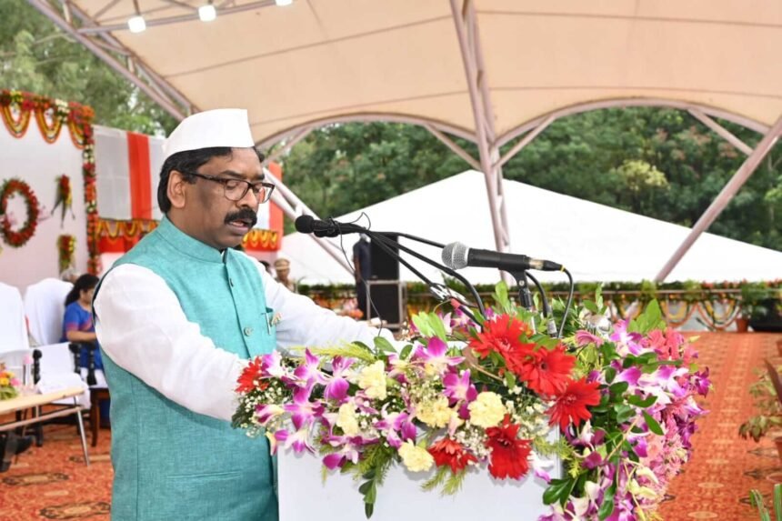 झारखंड | स्वतंत्रता दिवस पर सीएम हेमंत सोरेन ने की घोषणा, बाहर पढ़ने वाले छात्रों के लिए 14 नवबंर से शुरू होगी गुरूजी क्रेडिट कार्ड योजना - Panchayat Times