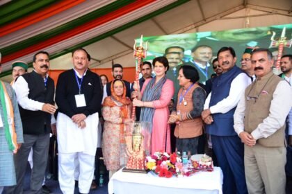 हिमाचल । मंडी में प्रियंका गांधी बोली पहली कैबिनेट बैठक में पुरानी पेंशन स्कीम की जाएगी बहाल - Panchayat Times