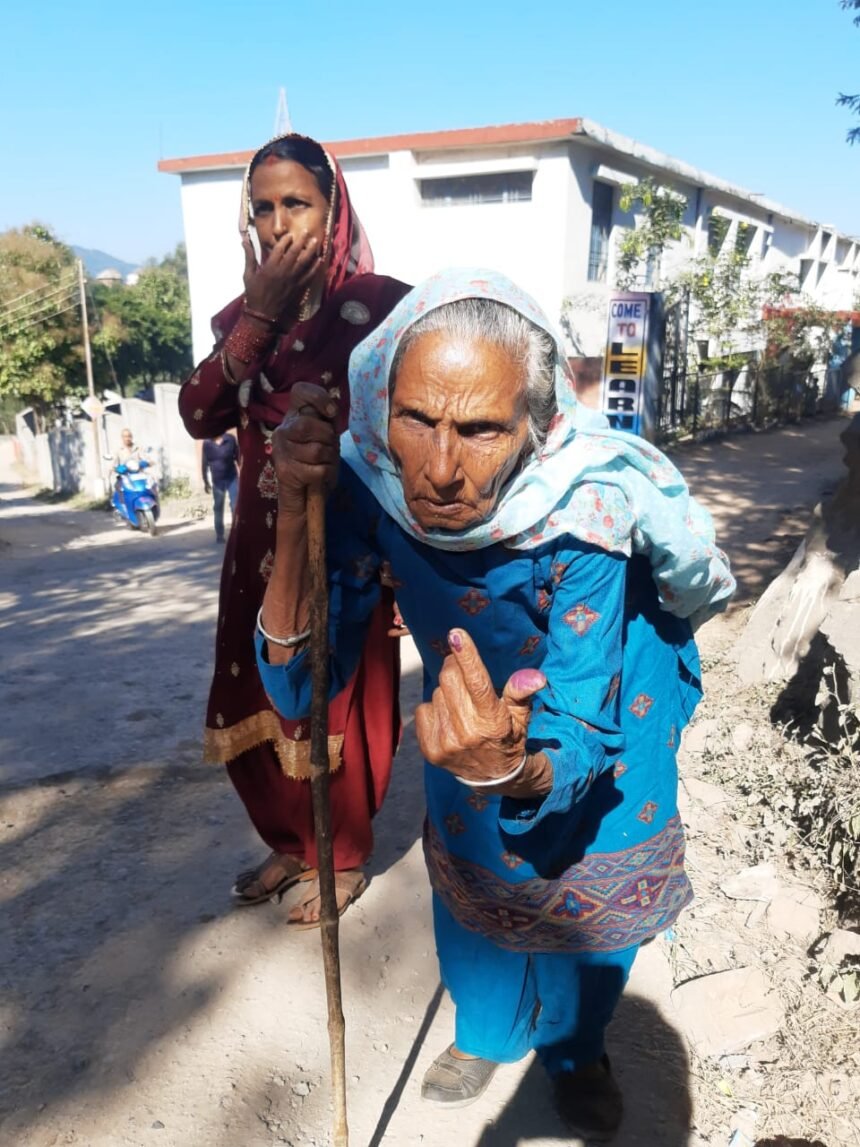 मतदान के लिए बुजुर्गों में उत्साह, वोट डालकर पेश की मिसाल