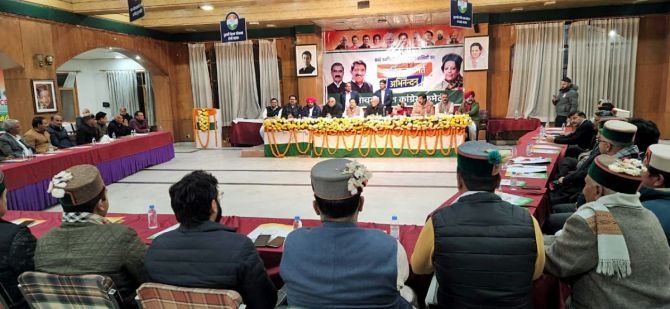 Himachal CM Race: विधायकों की बैठक में नहीं बन पाई सहमति, अब कांग्रेस आलाकमान तय करेगा CM का