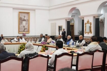 जी-20  सर्वदलीय बैठक में विपक्षी नेताओं के साथ ठहाके लगाते हुए नजर आए PM मोदी