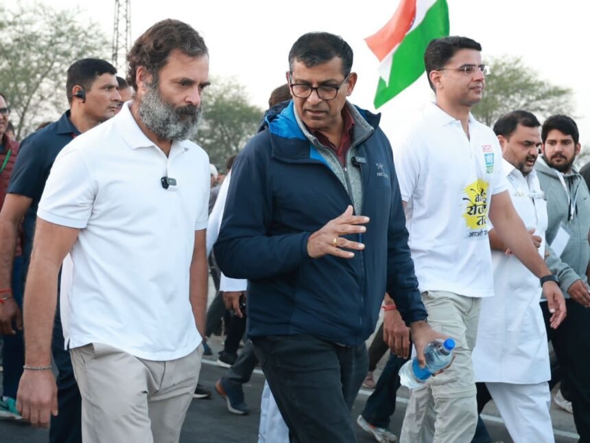 Bharat Jodo Yatra में राहुल गांधी के साथ कदम मिलाते हुए RBI के पूर्व गवर्नर रघुराम राजन जेड Panchayat Times