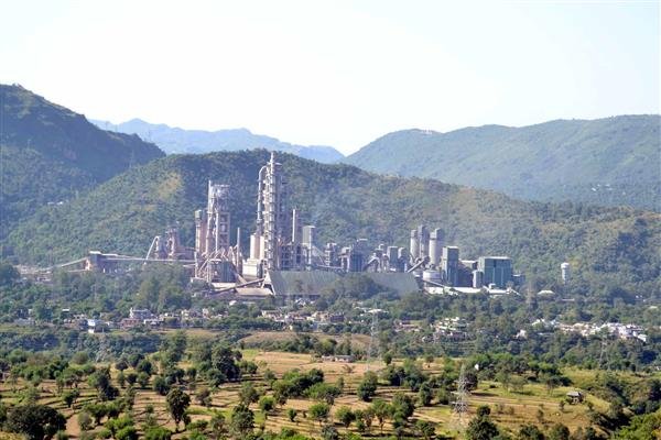 हिमाचल में एसीसी, अंबुजा सीमेंट फैक्ट्री बंद: प्लांट बंद होने से 15,000 परिवारों  का रोजगार प्रभावित  