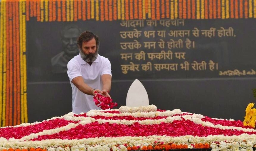 राहुल ने कायम की नई परंपरा! नेहरु, गांधी के साथ अटल बिहारी वाजपेयी  को भी दी श्रध्दांजलि, ‘सदैव अटल’ जाकर किया याद