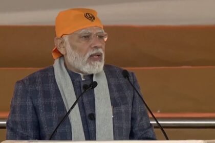 गुरु गोबिंद सिंह की जयंती पर स्वर्ण मंदिर पहुंचे श्रद्धालु, प्रधानमंत्री मोदी ने भी दी श्रद्धांजलि