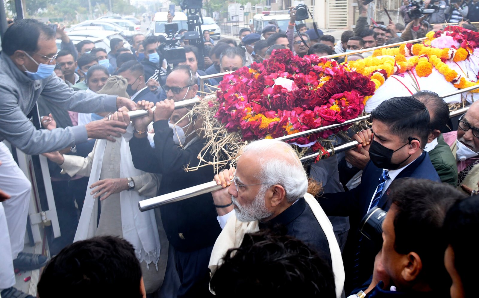 पंचतत्व में विलीन हुईं मां हीराबा, प्रधानमंत्री मोदी ने दी मुखाग्नि