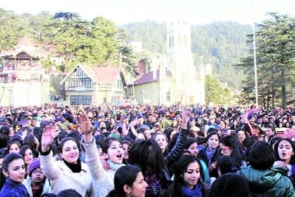 न्यू ईयर सेलिब्रेशन के लिए हिमाचल के सभी होटल पैक, बर्फबारी के चलते खूब उमड़ रही सैलानियों की भीड़