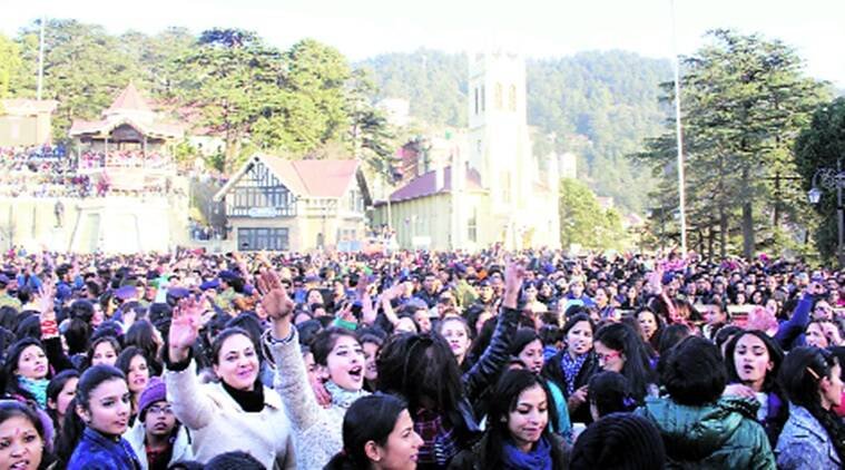 न्यू ईयर सेलिब्रेशन के लिए हिमाचल के सभी होटल पैक, बर्फबारी के चलते खूब उमड़ रही सैलानियों की भीड़