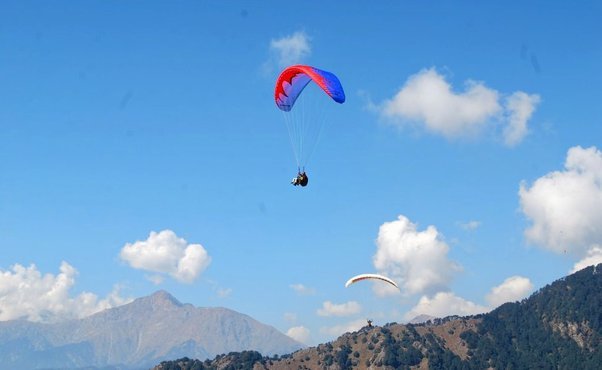 हिमाचल प्रदेश में पैराग्लाइडिंग के दौरान हादसा, सैकड़ों फुट ऊंचाई से गिरे टूरिस्ट की मौत