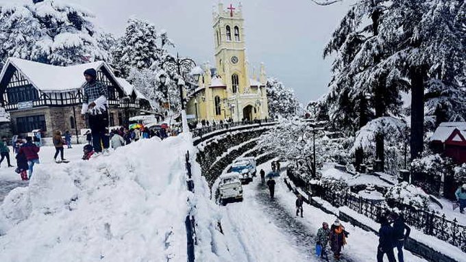 शिमला में इस सीजन का पहला हिमपात, बर्फ की सफेद चादरों में लिपट रही वादियां
