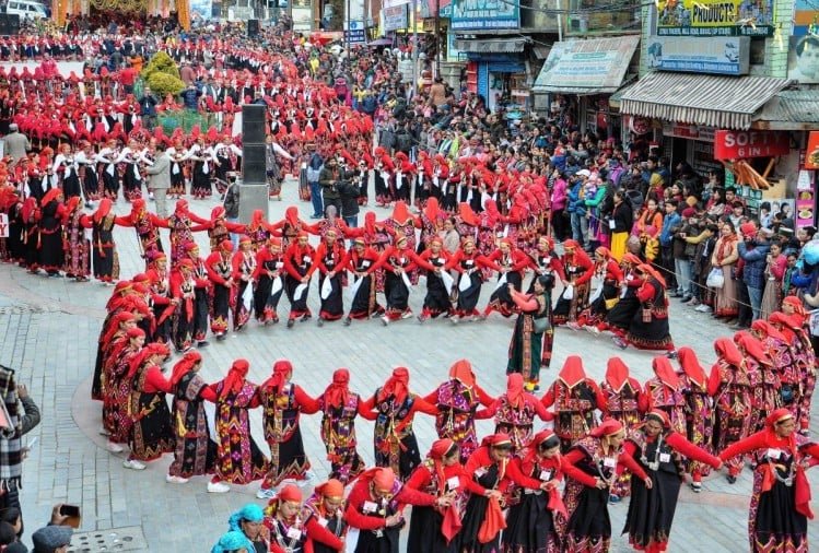 Manali Winter Carnival: वाद्य यंत्रों की धुनों से गूंज उठा मालरोड, 900 से अधिक महिलाओं ने डाली महानाटी