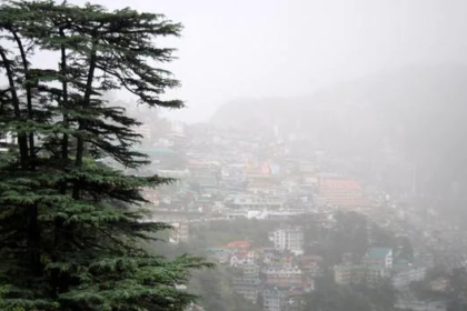 Himachal: शिमला में बर्फबारी के बाद सड़कों पर जमा भीषण कोहरा, ग्रामीण क्षेत्रों में फिसलन से यातायात ठप्प