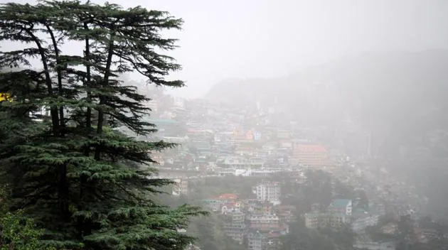 Himachal: शिमला में बर्फबारी के बाद सड़कों पर जमा भीषण कोहरा, ग्रामीण क्षेत्रों में फिसलन से यातायात ठप्प