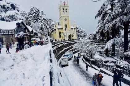 शिमला में इस सीजन का पहला हिमपात, बर्फ की सफेद चादरों में लिपट रही वादियां
