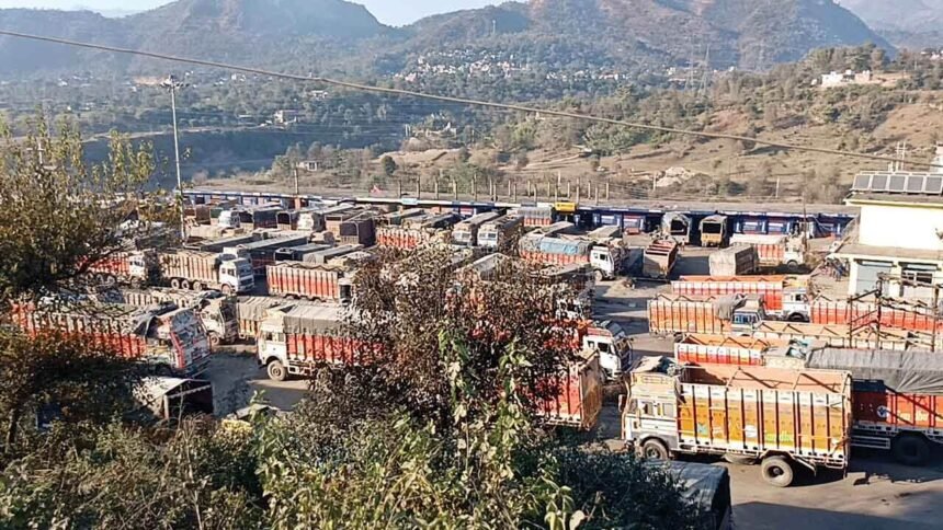 हिमाचल : बिलासपुर की सीमाएं बंद, अडानी समूह के खिलाफ बरमाणा ट्रक ऑपरेटरों ने लिया सामूहिक निर्णय - Panchayat Times