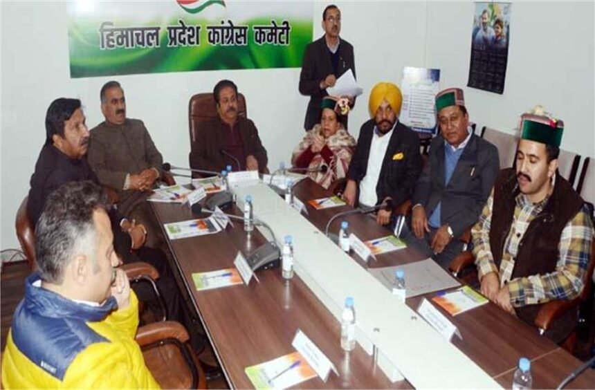 हिमाचल प्रभारी राजीव शुक्ला जी ने प्रदेश कांग्रेस कार्यालय मे मंत्रिमंडल के सदस्यों विधायकों व प्रदेश अध्यक्ष के साथ एक समीक्षा बैठक की. इस समीक्षा बैठक मे चुनावों में की गई घोषणाओं व गारंटियों को चरणबद्ध तरीके से जल्द पूरा करने पर चर्चा हुई. Panchayat Times