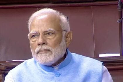 खास जैकेट पहन संसद पहुंचे पीएम मोदी, प्लास्टिक की बोतलों को रिसाइकल कर किया गया है तैयार