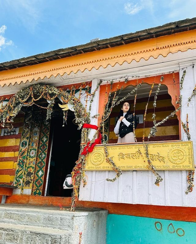 Himachal: बिजली महादेव के दर्शन करने हिमाचल पहुंची सारा अली खान, बिजली महादेव मंदिर में नवाया शीश- Panchayat Times