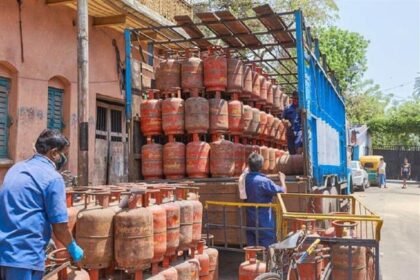 LPG Price: महीने के पहले दिन महंगाई से राहत, LPG गैस सिलेंडर के दाम में हुई कटौती- Panchayat Times