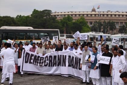राहुल गांधी की सजा के विरोध में कांग्रेस का विजय चौक पर धरना प्रदर्शन - Panchayat Times
