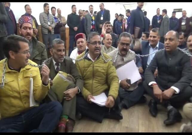 Budget Session: कार्यवाही शुरू होने से पहले गले में ताला-जंजीर पहन विपक्ष ने जताया विरोध, CM दफ्तर के बाहर भी की नारेबाजी- Panchayat Times